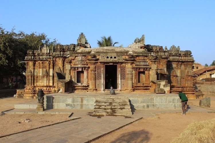 Outer wall relief and niche sculpture on the Chandramouleshwara complex, Hubli.